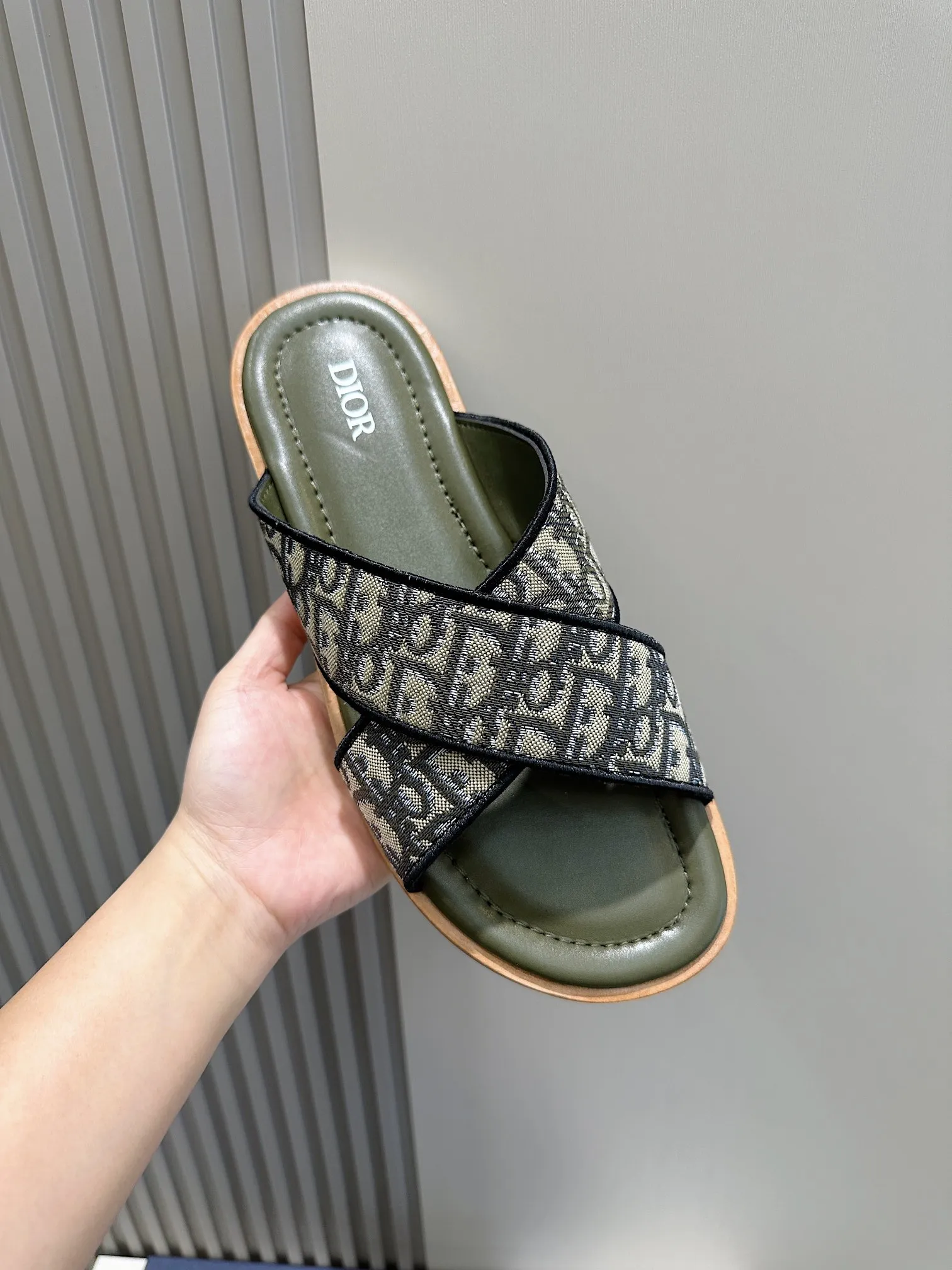 P320 [DIOR] Size 39-44 (38.45 custom-made) 2024ss Dior’s latest men’s slippers are a must-have. Dior Alias ​​Men's Genuine Leather Slippers This summer new Alias ​​sandal embodies a casual and elegant style. Carefully crafted from grained cow leather and Oblique printed fabric, with cowhide lining! Cross-strap design with metal-clad brass CD Diamond logo. The imported cowhide leather and rubber sole adds sophistication and comfort, while Oblique print-effect anti-slip panels add style.